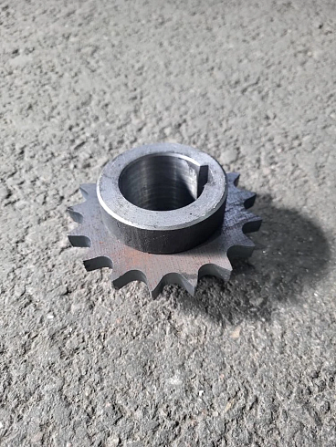 Звездочка вала привода транспортера (метал.) К 527 (z=17, d=45): купить в Воронеже